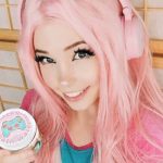 Laku Keras! Seorang Gadis Menjual Air Bekas Mandi Miliknya